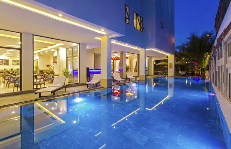Swimming pool and restaurant at Ally Beach Boutique Hotel 